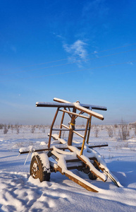 在雪地里废弃的拖车