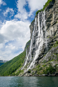 大瀑布的美妙的峡湾，挪威