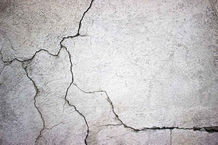 开裂的混凝土墙覆盖着灰色的水泥表面作为高建群