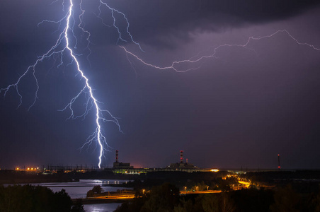 用在绿色草地上闪电雷暴用在绿色草地上闪电雷暴用在绿色草地上闪电