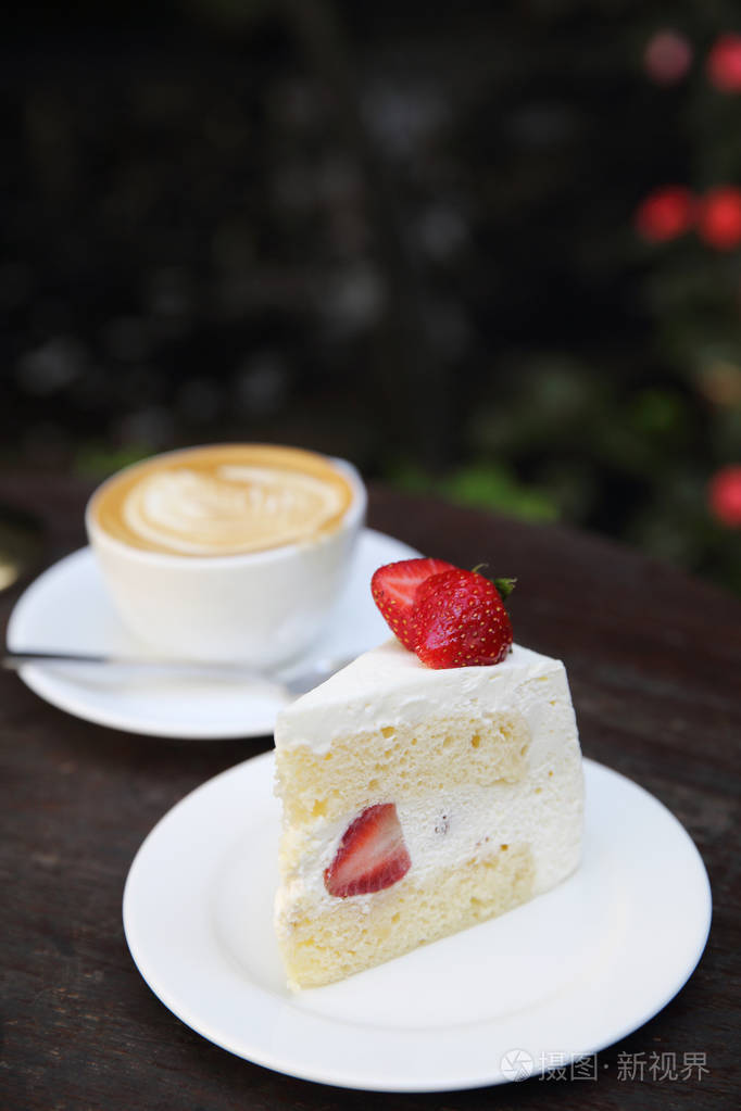 在木材上的草莓蛋糕