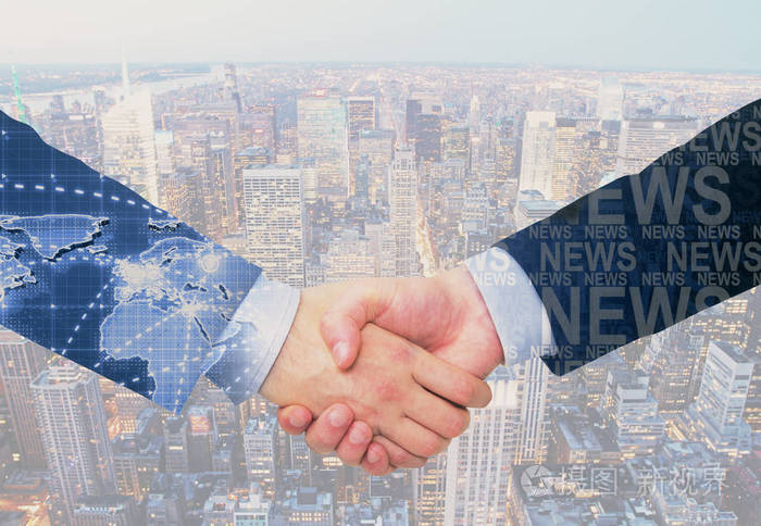 对抽象的城市与数字模式的背景下握手的特写.二次曝光.伙伴关系的概念