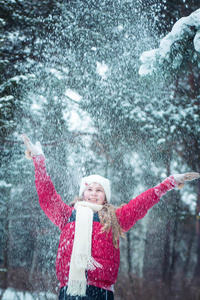 女孩把雪扔在森林里