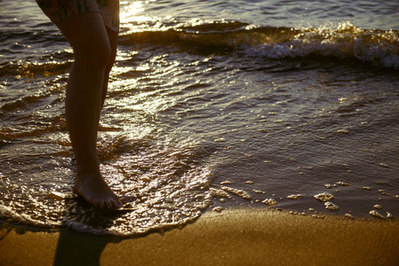 海滩上阳光灿烂的夏天一天享受阳光的日光浴浴床脚特写