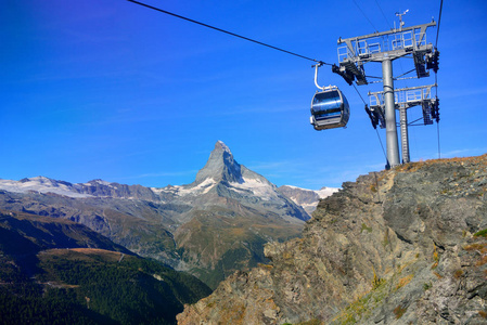 缆车驶向 Rothorn 天堂通行证峰