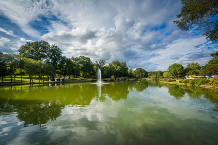 在夏洛特，北胆管自由公园湖中喷泉