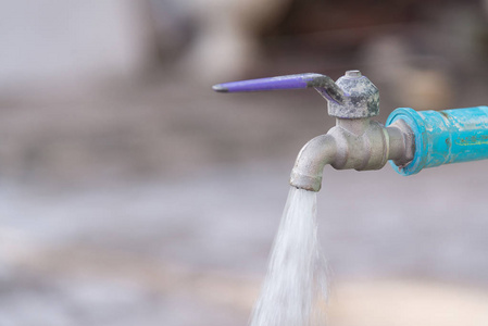 水滴从旧的铬水龙头和水管道