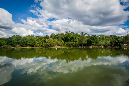 美丽的云彩，反映在自由公园，半焦中的湖
