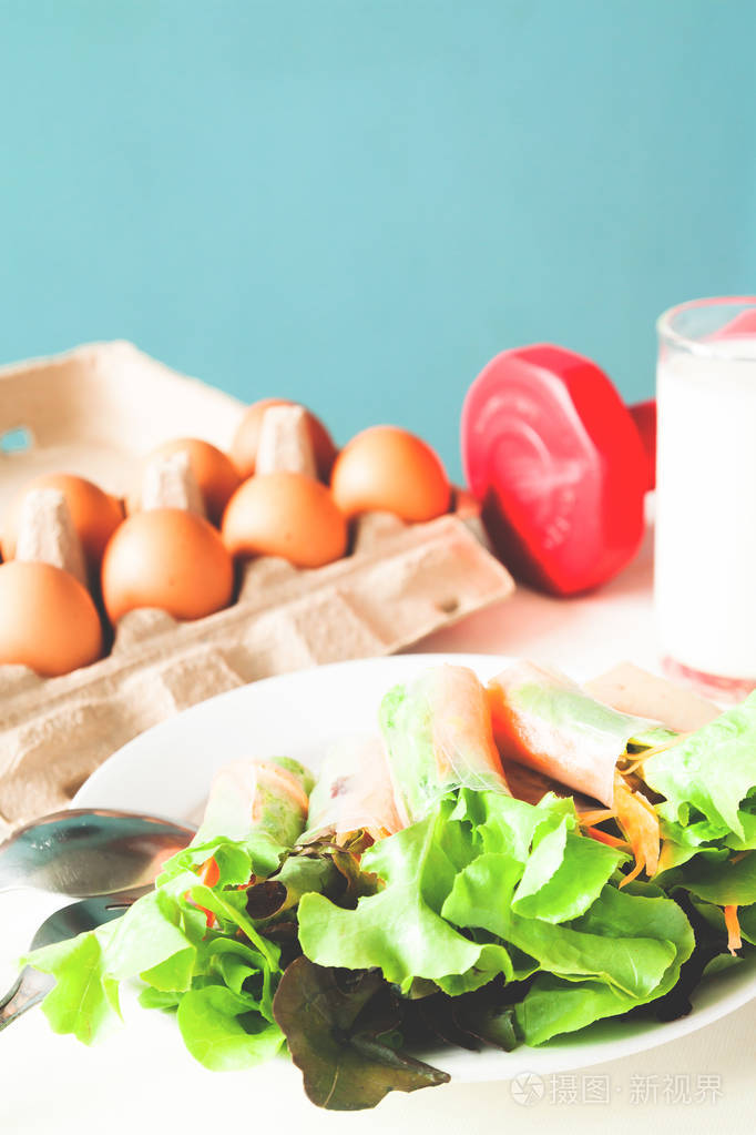 鸡蛋和牛奶，健康菜单与红色哑铃，健康的生活方式概念的新鲜沙拉