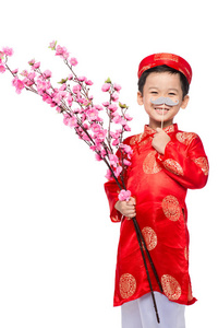 快乐的越南男孩红色 Ao dai 庆祝新的一年