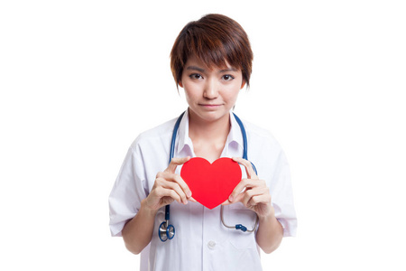 亚洲年轻的女医生持有一颗红色的心