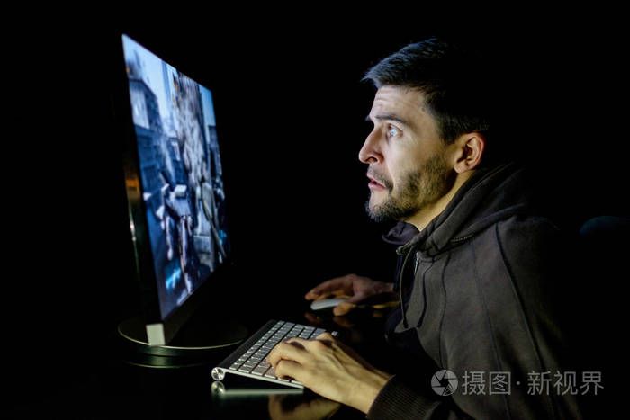 英俊的男性玩家玩电脑视频游戏照片-正版商用图片0w6525-摄图新视界