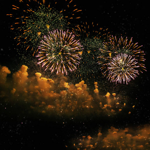 黑色和白色的烟花圣诞节, 假日, 新年党和烟花爆竹概念-火花在黑色