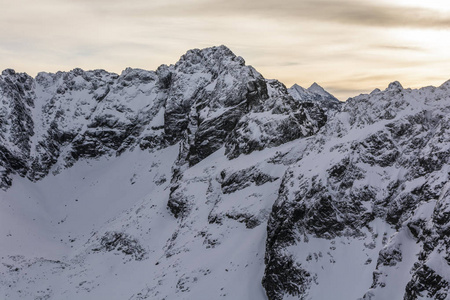 雪覆盖 Tatra 岭