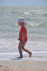两岁男孩在海滩上运行
