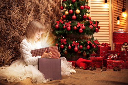 小女孩打开魔法圣诞礼品盒