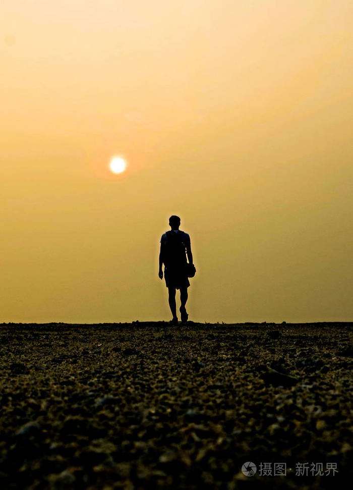 人在夕阳的剪影