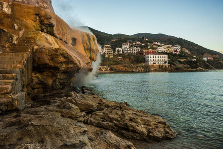 风景秀丽的热瀑布，Loutro Edipsou，埃维亚，Gr 在海滩上