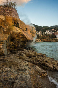 风景秀丽的热瀑布，Loutro Edipsou，埃维亚，Gr 在海滩上