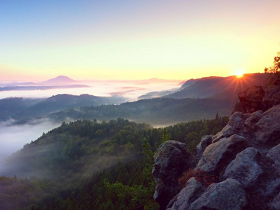 美丽的秋天风景与山景，晨雾