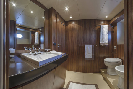 意大利的维亚雷吉奥 82 豪华游艇，客人浴室