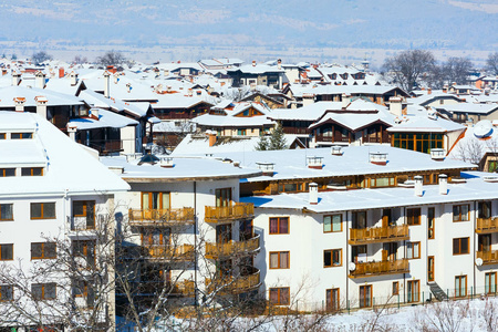 房子和雪山脉全景在保加利亚滑雪胜地班斯克