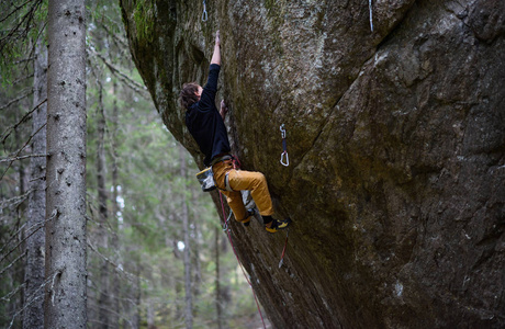 攀爬的极限运动。年轻男性攀岩岩壁