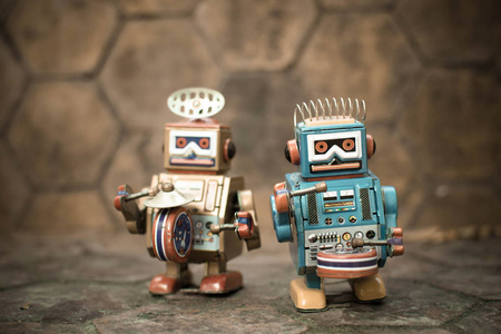 旧的机器人玩具，复古色调风格，复古色调背景