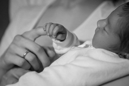 小婴儿男婴睡躺在母亲怀抱和应该照片