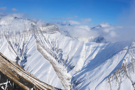 云朵漂浮在雪山山脉