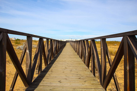 从沙丘到海滩的木制走道。位于西班牙安达鲁西亚的一个自然区域内的Huelva海滩海滩通道