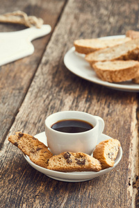 黑咖啡和意大利饼干 cantucci 在桌子上