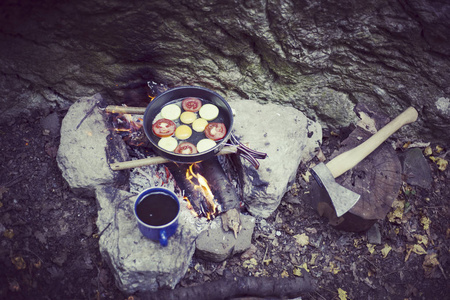 在暑期夏令营篝火烹饪早餐