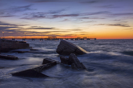岩石和钓鱼码头在日落时圣彼得斯堡，佛罗里达州