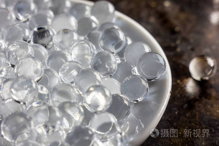 黑色的白板上的水凝胶球金属背景