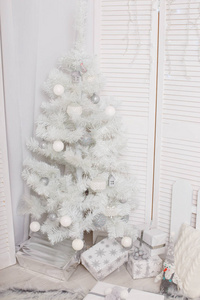 圣诞礼品盒堆树木在白色的背景，室内，新的一年