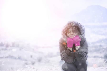 美丽的女人享受冬天雪