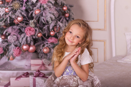 甜美的女孩，在美丽的圣诞装饰品