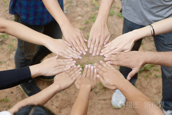 *2421px无水印下载免费10次/天下载小样发票合同问题/举报六手挽手