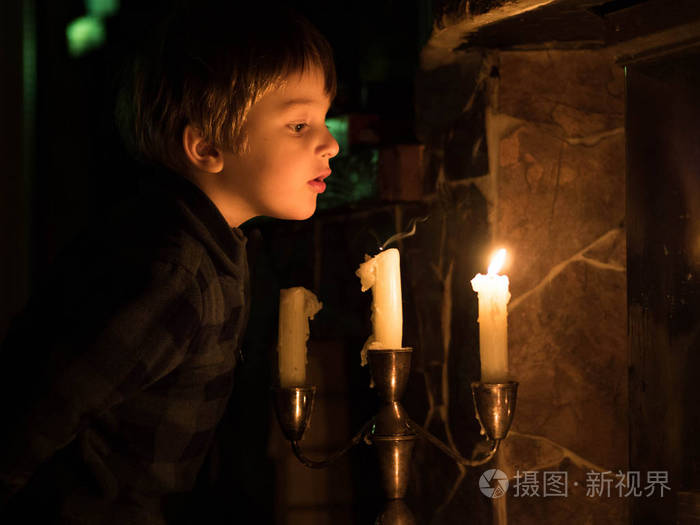 小可爱的孩子吹灭蜡烛的烛台复古甜蜜的家庭知识的世界教育真实性的