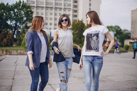 三个漂亮的女孩在步行