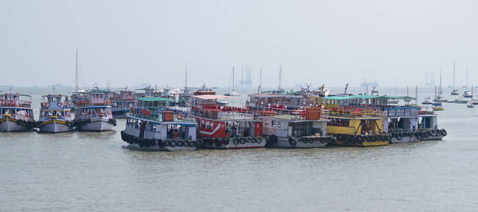 客运渡轮停泊在孟买海岸图片
