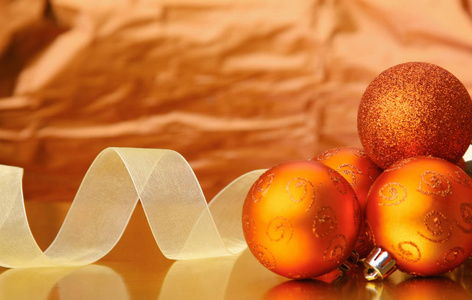 礼品盒用球在圣诞节背景图片