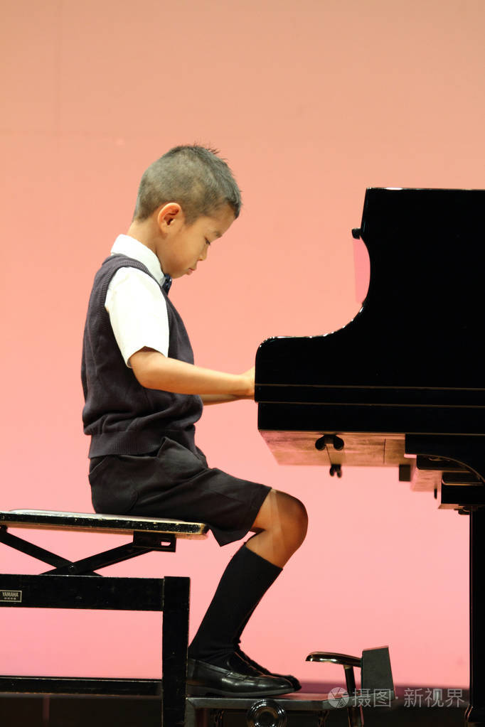 日本男孩弹钢琴(小学一年级)