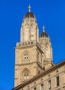 在苏黎世，瑞士格罗斯大教堂的塔