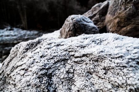 岩石上生长的霜冻