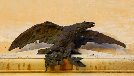 旧金属雕塑的一种猛禽图片