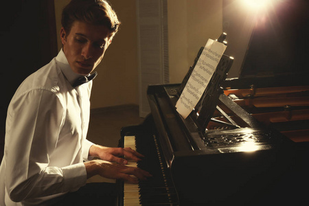 弹钢琴的年轻人