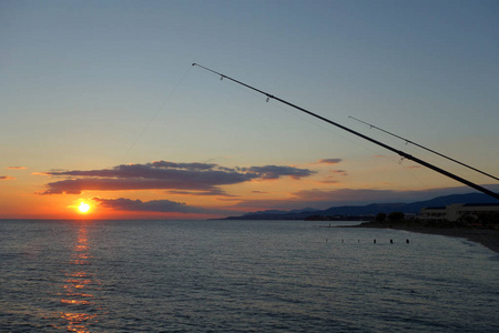 在日落钓鱼杆