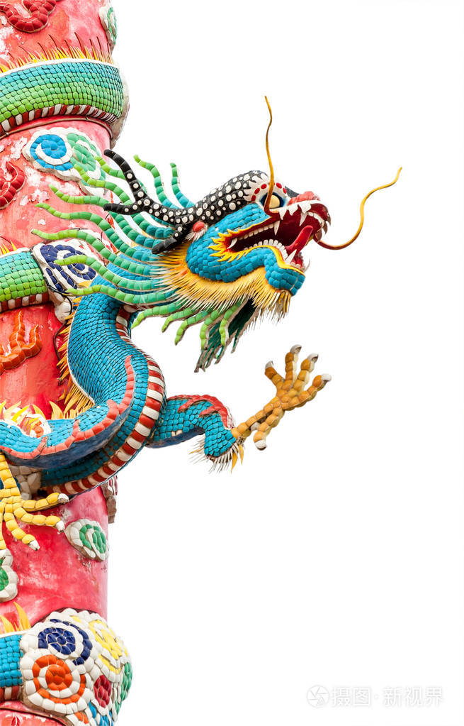 中国龙雕像在白色背景上孤立